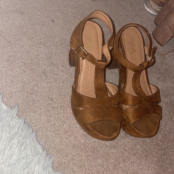 Qupid heels platforms. Brown. Size 7 - Picture 3 of 4